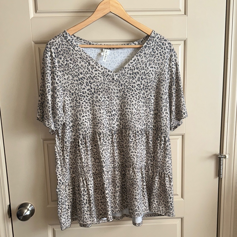 Gray Leopard Print V-Neck Short Sleeve Top